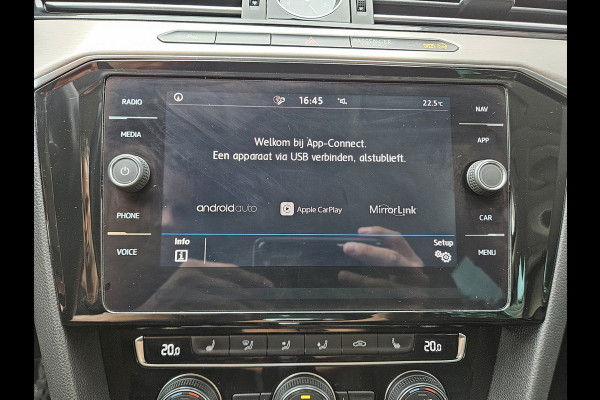 Volkswagen Passat Variant 1.5 TSI Highline Business R Trekhaak! Automaat! Camera! Carplay! Mooie/Nette Auto!