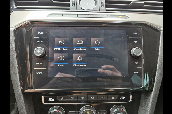 Volkswagen Passat Variant 1.5 TSI Highline Business R Trekhaak! Automaat! Camera! Carplay! Mooie/Nette Auto!
