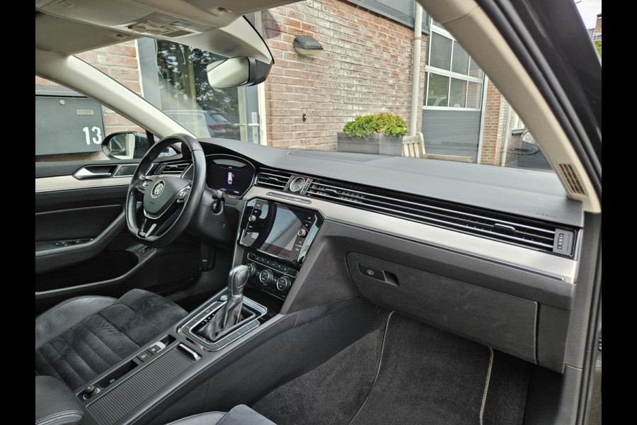 Volkswagen Passat Variant 1.5 TSI Highline Business R Trekhaak! Automaat! Camera! Carplay! Mooie/Nette Auto!
