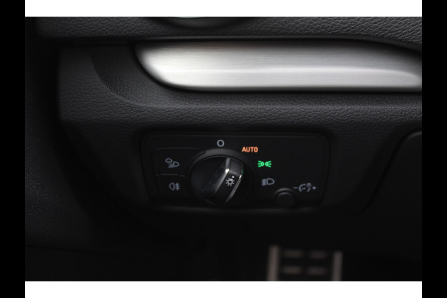 Audi A3 Limousine 1.5 TFSI CoD Sport S Line Edition / Virtual Cockpit / Navigatie / Parkeerhulp V+A / 19'' / Zwart optiek / Cruise Control / Stoelverwarming