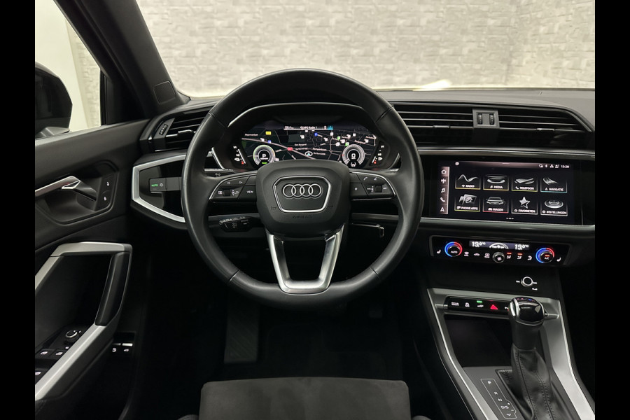 Audi Q3 Sportback 45 TFSI e S-Line | Panorama | ACC | Trekhaak | Carplay | Camera | Black-Optic | Sportstoelen | Stoelverwarming | Navi | MMi+ | Zwarte Hemel | Virtual-Cockpit | Lane Assist | Dodehoek | Getint Glas | Climate Control | Standkachel |