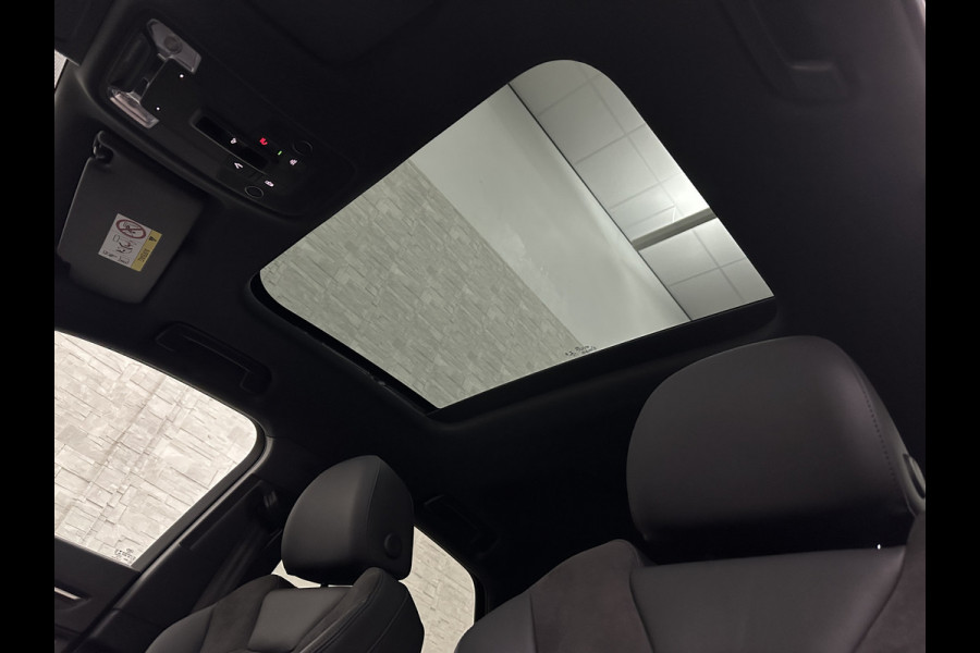 Audi Q3 Sportback 45 TFSI e S-Line | Panorama | ACC | Trekhaak | Carplay | Camera | Black-Optic | Sportstoelen | Stoelverwarming | Navi | MMi+ | Zwarte Hemel | Virtual-Cockpit | Lane Assist | Dodehoek | Getint Glas | Climate Control | Standkachel |