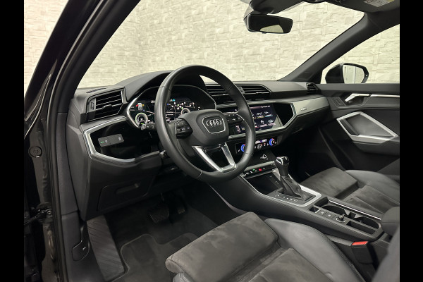 Audi Q3 Sportback 45 TFSI e S-Line | Panorama | ACC | Trekhaak | Carplay | Camera | Black-Optic | Sportstoelen | Stoelverwarming | Navi | MMi+ | Zwarte Hemel | Virtual-Cockpit | Lane Assist | Dodehoek | Getint Glas | Climate Control | Standkachel |