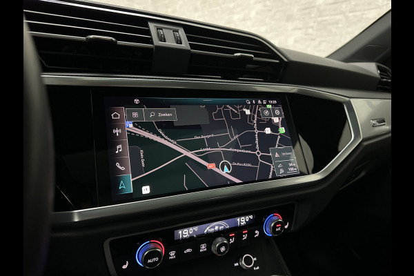 Audi Q3 Sportback 45 TFSI e S-Line | Panorama | ACC | Trekhaak | Carplay | Camera | Black-Optic | Sportstoelen | Stoelverwarming | Navi | MMi+ | Zwarte Hemel | Virtual-Cockpit | Lane Assist | Dodehoek | Getint Glas | Climate Control | Standkachel |
