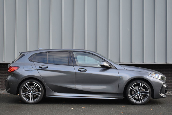 BMW 1-serie 118i Aut. M-Sport | Trekhaak | HiFi | Camera | Virtual | Sfeer | NL Auto |