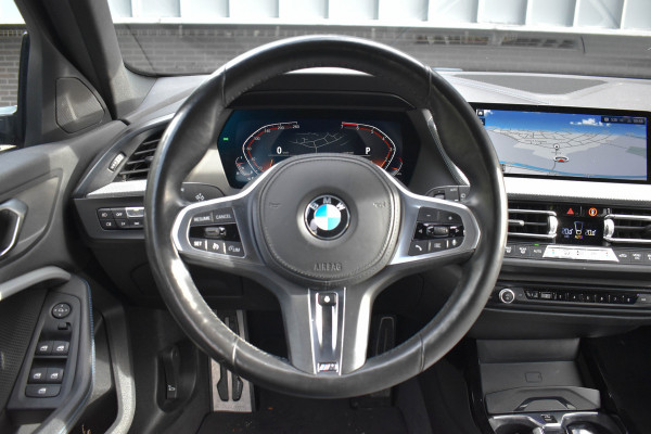 BMW 1-serie 118i Aut. M-Sport | Trekhaak | HiFi | Camera | Virtual | Sfeer | NL Auto |