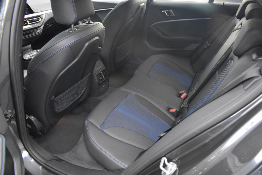 BMW 1-serie 118i Aut. M-Sport | Trekhaak | HiFi | Camera | Virtual | Sfeer | NL Auto |