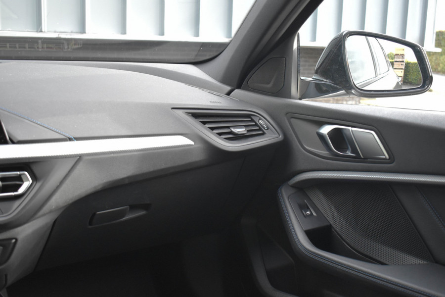 BMW 1-serie 118i Aut. M-Sport | Trekhaak | HiFi | Camera | Virtual | Sfeer | NL Auto |