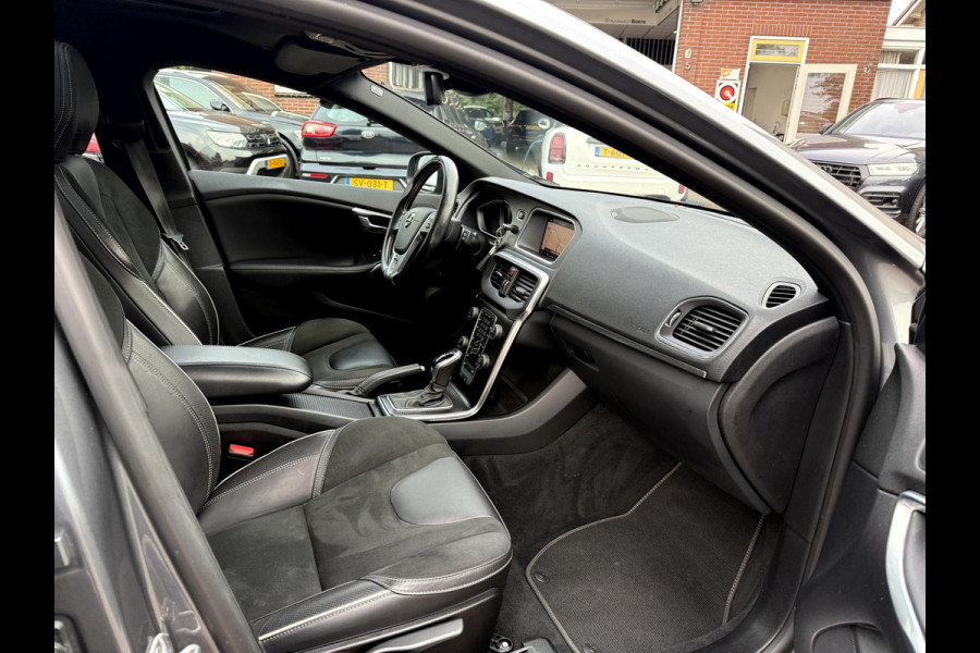 Volvo V40 1.5 T3 Polar+ Sport R-Design Panoramadak, Camera, 17''Lmv