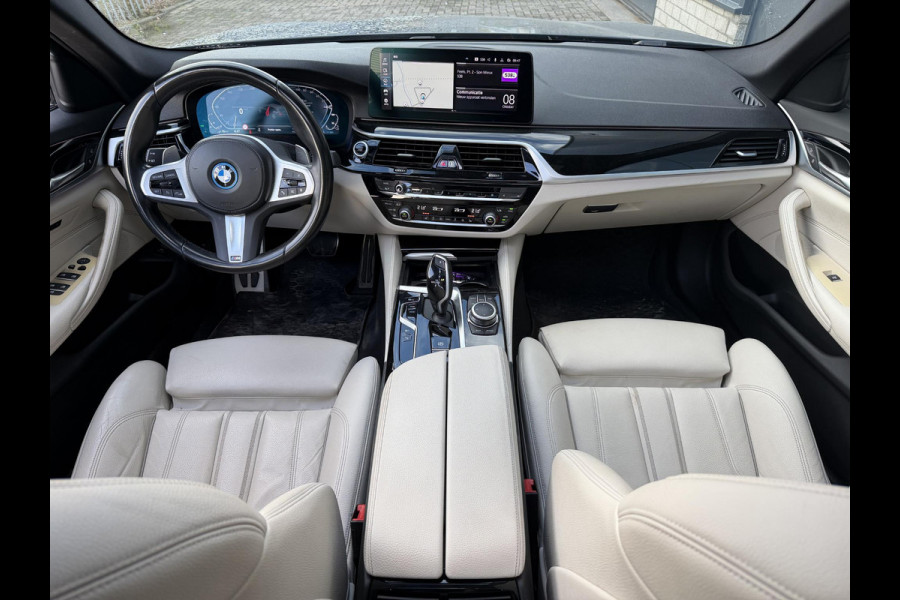 BMW 5 Serie Touring 530e High Executive M-Sport 18"/Panoramadak/Leder + memory/Stoelverwarming/Dodehoek/Keyless/Elektrische klep/Apple Carplay & Android Auto