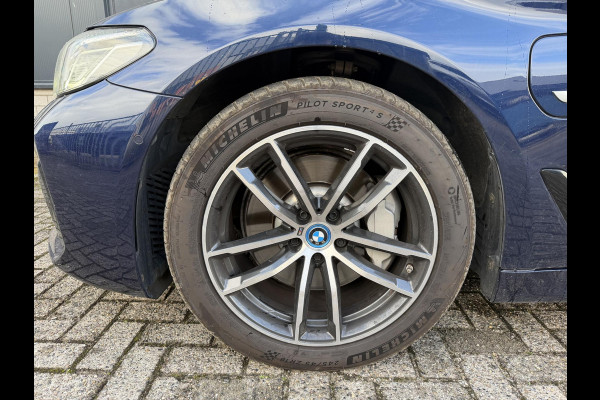 BMW 5 Serie Touring 530e High Executive M-Sport 18"/Panoramadak/Leder + memory/Stoelverwarming/Dodehoek/Keyless/Elektrische klep/Apple Carplay & Android Auto