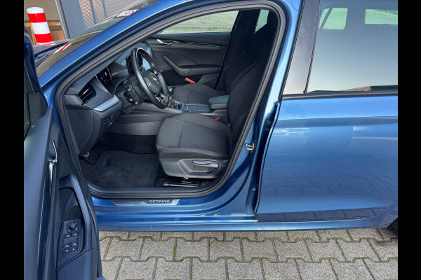 Škoda Octavia Combi 1.0 TSI Sport Business / NAP!! / ADAPTIVE / TREKHAAK / STUURVERW. / CARPLAY / SFEER / P.SENSOR V+A / KEYLESS !