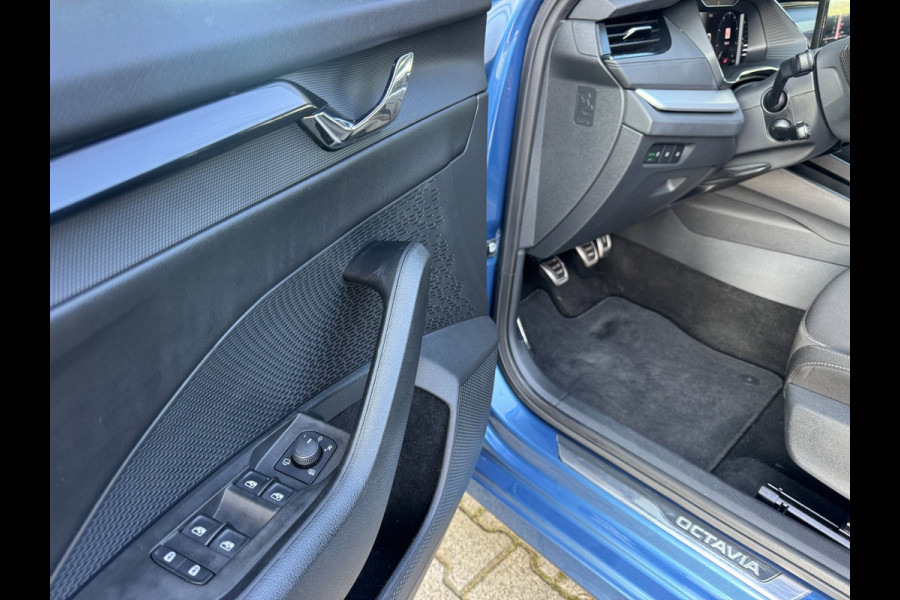 Škoda Octavia Combi 1.0 TSI Sport Business / NAP!! / ADAPTIVE / TREKHAAK / STUURVERW. / CARPLAY / SFEER / P.SENSOR V+A / KEYLESS !