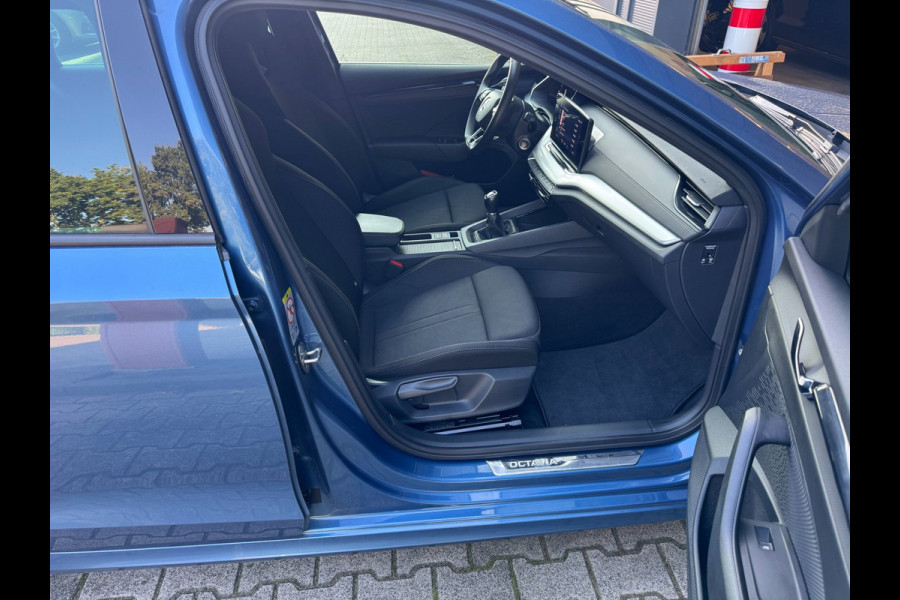 Škoda Octavia Combi 1.0 TSI Sport Business / NAP!! / ADAPTIVE / TREKHAAK / STUURVERW. / CARPLAY / SFEER / P.SENSOR V+A / KEYLESS !