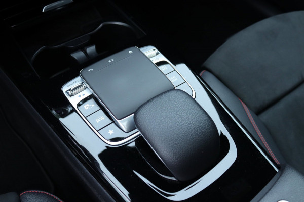 Mercedes-Benz A-Klasse 250 Pano / AMG Pakket / sfeerverlichting / Carplay