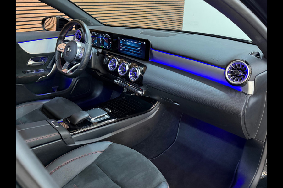 Mercedes-Benz A-Klasse 250 e AMG Line | Stoelverwarming | Alcantara | Panorama dak | Carplay | Head-Up | Multibeam LED |Keyless Go