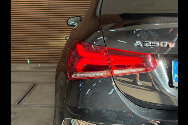 Mercedes-Benz A-Klasse 250 e AMG Line | Stoelverwarming | Alcantara | Panorama dak | Carplay | Head-Up | Multibeam LED |Keyless Go