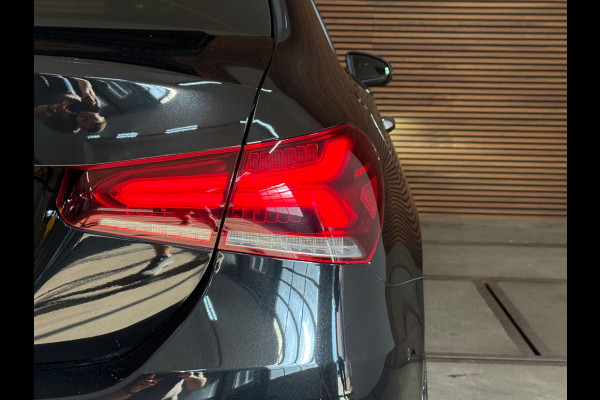 Mercedes-Benz A-Klasse 250 e AMG Line | Stoelverwarming | Alcantara | Panorama dak | Carplay | Head-Up | Multibeam LED |Keyless Go