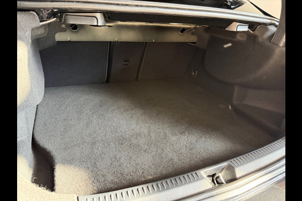 Mercedes-Benz A-Klasse 250 e AMG Line | Stoelverwarming | Alcantara | Panorama dak | Carplay | Head-Up | Multibeam LED |Keyless Go
