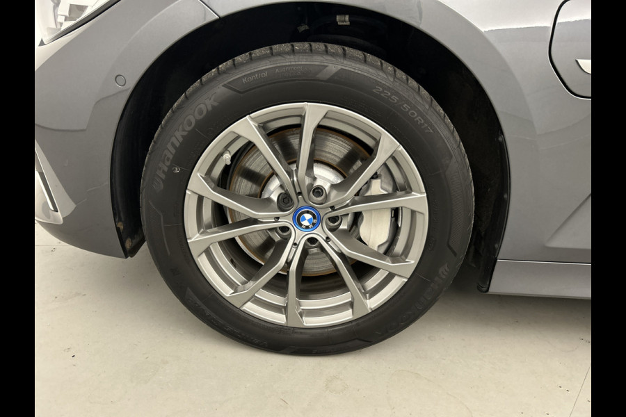 BMW 3-serie 330e 292PK High Exe. Schuif-kanteldak/Leder/M-sport-stoelen