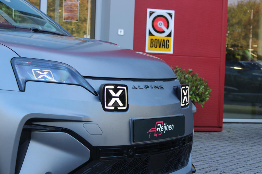 ALPINE A290 GTS 220PK 52 kWh | DEVIALET AUDIO SYSTEM | DRAADLOZE TELEFOONLADER | ELEKTRISCH VERWARMBAAR STUURWIEL | 19" LICHTMETALEN VELGEN "SNOWFLAKE" NOIR BRILLIANT | ALPINE LOGO OP ZIJSCHERMEN | BREMBO REMKLAUWEN "ROUGE RACING" | ALPINE TELEMETRICS PREMIUM | NAPPA LEDEREN BEKLEDING BLUE PROFOND/GRIS EVEE MET ALPINE STIKSELS EN LOGO | MICHELIN PILOT SPORT BANDEN | ALPINE SPORT CHASSIS | GROOTLICHT ASSISTENT | DCC | ADAPTIVE CRUISE CONTROL | PARKEERNSENSOREN VOOR ACHTER EN ZIJKANT | ACHTERUITRIJ CAMERA | HANDSFREE CARD | VERWARMBARE VOORSTOELEN | WARMTEPOMP | NAVIGATIE BY "GOOGLE