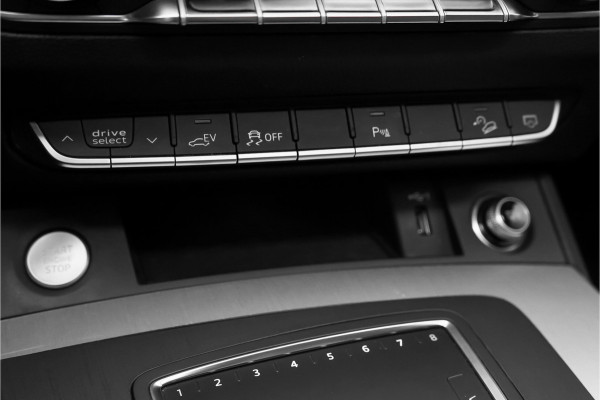Audi Q5 55 TFSI e Quattro Competition S Pano Leder Luchtv ACC Zwart Optiek Massage Trekhaak