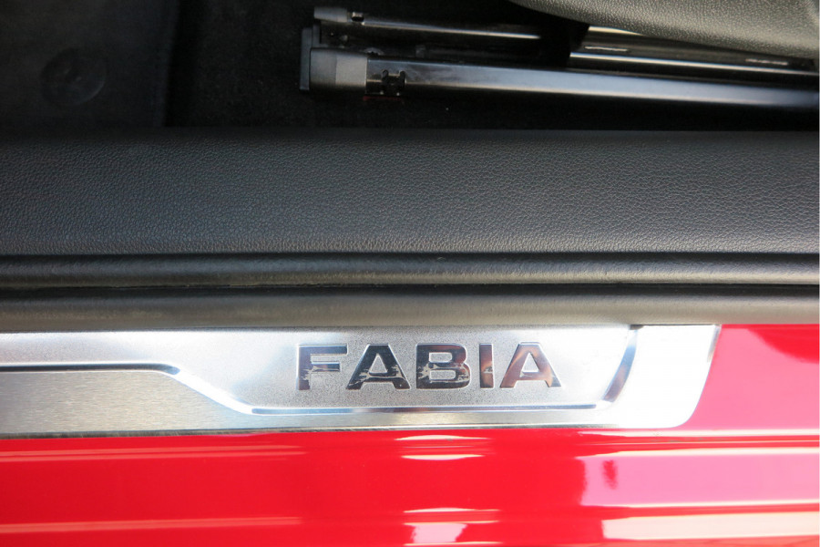 Škoda Fabia 1.0 TSI 70kw 95pk Monte Carlo , Led (Skoda crystal lighting)  , Bi-color, Virtual cockpit, Sportstoelen,Keyless entry/start, Navi via Smartlink, Cruisecontrol, PDC, Camera , LMV. etc.