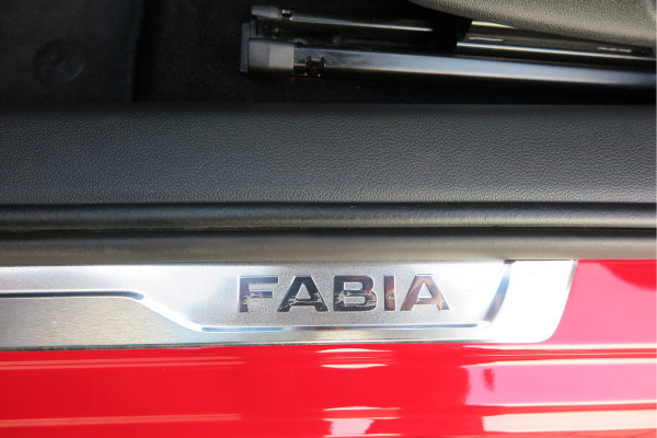 Škoda Fabia 1.0 TSI 70kw 95pk Monte Carlo , Led (Skoda crystal lighting)  , Bi-color, Virtual cockpit, Sportstoelen,Keyless entry/start, Navi via Smartlink, Cruisecontrol, PDC, Camera , LMV. etc.