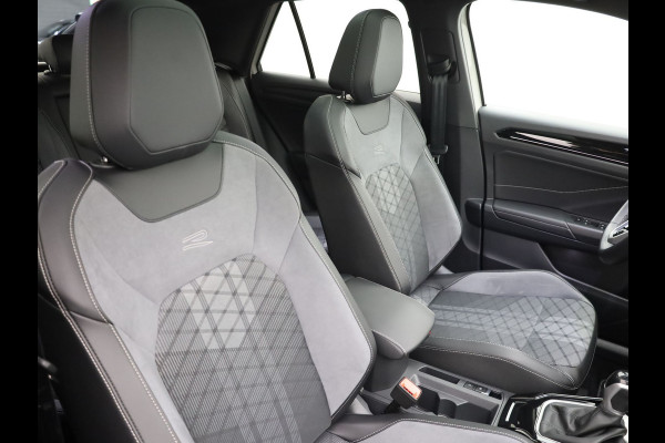 Volkswagen T-Roc 1.5 TSI R-Line Edition | IQ Light | Schuif\Kanteldak | Camera | Apple \ Andorid Auto | Trekhaak | Prijs Rijklaar !!