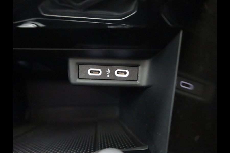 Volkswagen T-Roc 1.5 TSI R-Line Edition | IQ Light | Schuif\Kanteldak | Camera | Apple \ Andorid Auto | Trekhaak | Prijs Rijklaar !!
