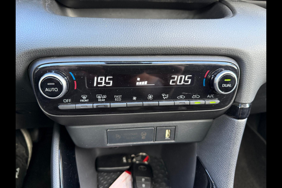 Toyota Yaris 1.5 Hybrid Launch Edition | 3/6/12MND GARANTIE | AUTOMAAT | PANO | LED | CAMERA | CARPLAY | LEDER | NAVI | CRUISE | LANE |