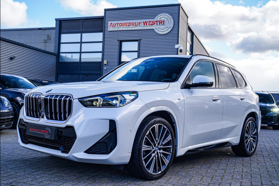 BMW X1 SDrive18i | Massage | Trekhaak | 360 camera | Harman/Kardon | Panorama | HuD | Stoelverwarming | Adaptieve Cruise Control