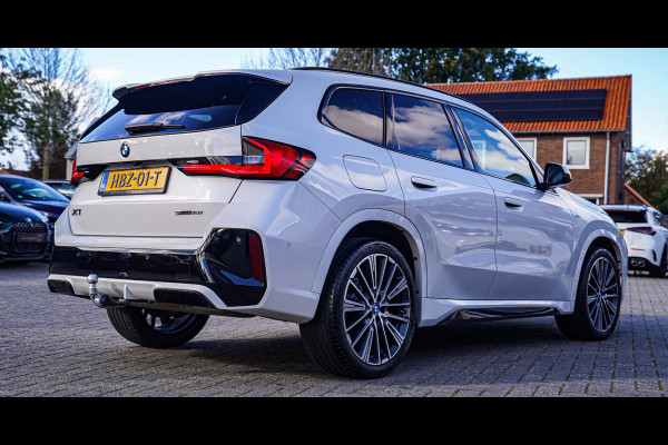 BMW X1 SDrive18i | Massage | Trekhaak | 360 camera | Harman/Kardon | Panorama | HuD | Stoelverwarming | Adaptieve Cruise Control
