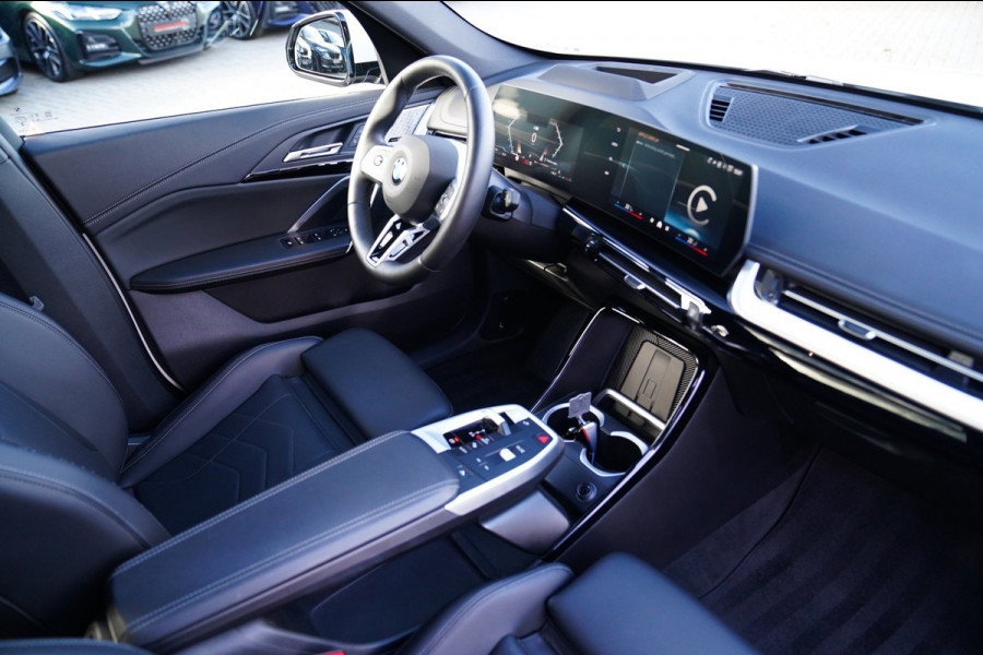 BMW X1 SDrive18i | Massage | Trekhaak | 360 camera | Harman/Kardon | Panorama | HuD | Stoelverwarming | Adaptieve Cruise Control