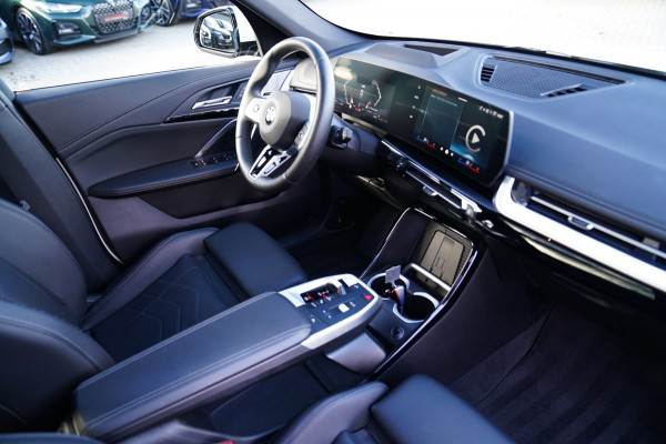 BMW X1 SDrive18i | Massage | Trekhaak | 360 camera | Harman/Kardon | Panorama | HuD | Stoelverwarming | Adaptieve Cruise Control