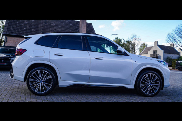 BMW X1 SDrive18i | Massage | Trekhaak | 360 camera | Harman/Kardon | Panorama | HuD | Stoelverwarming | Adaptieve Cruise Control