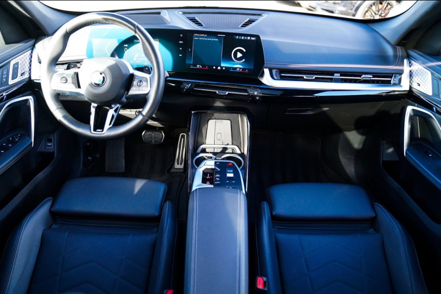BMW X1 SDrive18i | Massage | Trekhaak | 360 camera | Harman/Kardon | Panorama | HuD | Stoelverwarming | Adaptieve Cruise Control