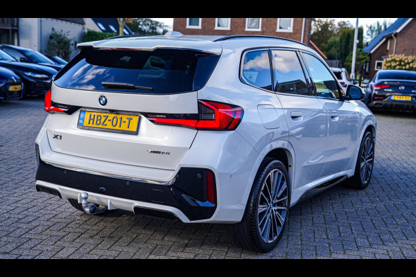 BMW X1 SDrive18i | Massage | Trekhaak | 360 camera | Harman/Kardon | Panorama | HuD | Stoelverwarming | Adaptieve Cruise Control