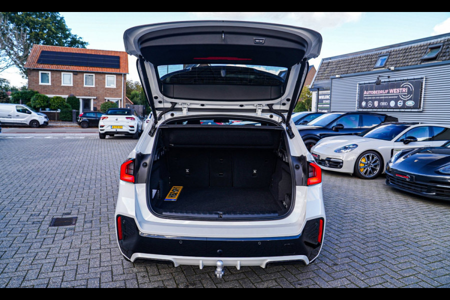 BMW X1 SDrive18i | Massage | Trekhaak | 360 camera | Harman/Kardon | Panorama | HuD | Stoelverwarming | Adaptieve Cruise Control