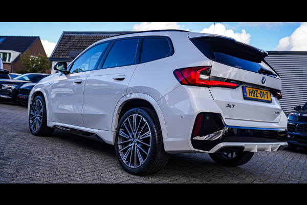 BMW X1 SDrive18i | Massage | Trekhaak | 360 camera | Harman/Kardon | Panorama | HuD | Stoelverwarming | Adaptieve Cruise Control