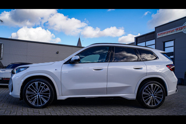 BMW X1 SDrive18i | Massage | Trekhaak | 360 camera | Harman/Kardon | Panorama | HuD | Stoelverwarming | Adaptieve Cruise Control