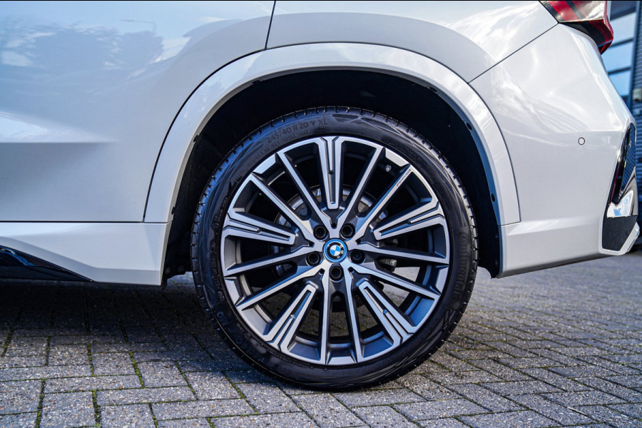 BMW X1 SDrive18i | Massage | Trekhaak | 360 camera | Harman/Kardon | Panorama | HuD | Stoelverwarming | Adaptieve Cruise Control