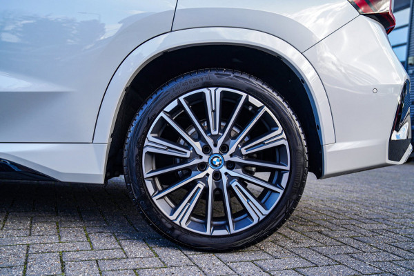BMW X1 SDrive18i | Massage | Trekhaak | 360 camera | Harman/Kardon | Panorama | HuD | Stoelverwarming | Adaptieve Cruise Control