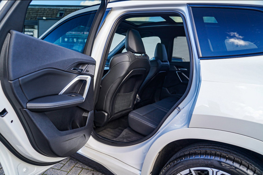 BMW X1 SDrive18i | Massage | Trekhaak | 360 camera | Harman/Kardon | Panorama | HuD | Stoelverwarming | Adaptieve Cruise Control