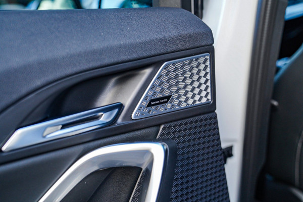 BMW X1 SDrive18i | Massage | Trekhaak | 360 camera | Harman/Kardon | Panorama | HuD | Stoelverwarming | Adaptieve Cruise Control