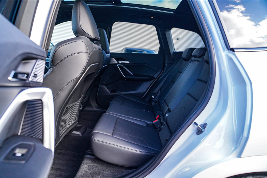 BMW X1 SDrive18i | Massage | Trekhaak | 360 camera | Harman/Kardon | Panorama | HuD | Stoelverwarming | Adaptieve Cruise Control
