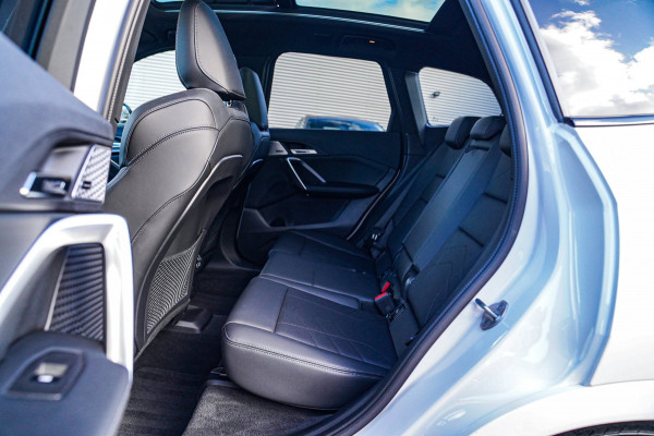 BMW X1 SDrive18i | Massage | Trekhaak | 360 camera | Harman/Kardon | Panorama | HuD | Stoelverwarming | Adaptieve Cruise Control