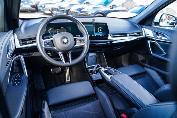 BMW X1 SDrive18i | Massage | Trekhaak | 360 camera | Harman/Kardon | Panorama | HuD | Stoelverwarming | Adaptieve Cruise Control