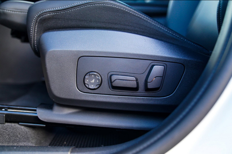 BMW X1 SDrive18i | Massage | Trekhaak | 360 camera | Harman/Kardon | Panorama | HuD | Stoelverwarming | Adaptieve Cruise Control
