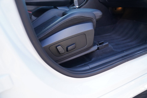 BMW X1 SDrive18i | Massage | Trekhaak | 360 camera | Harman/Kardon | Panorama | HuD | Stoelverwarming | Adaptieve Cruise Control